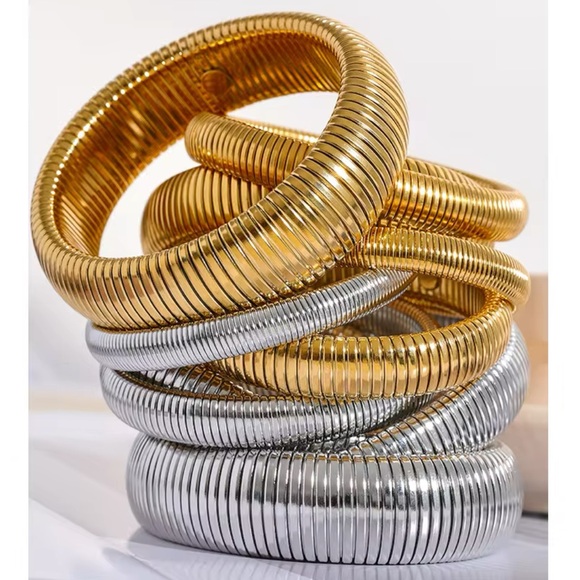 ◾️18K Gold Plated Flexible Ribbed Designed Bracelet - Picture 15 of 15